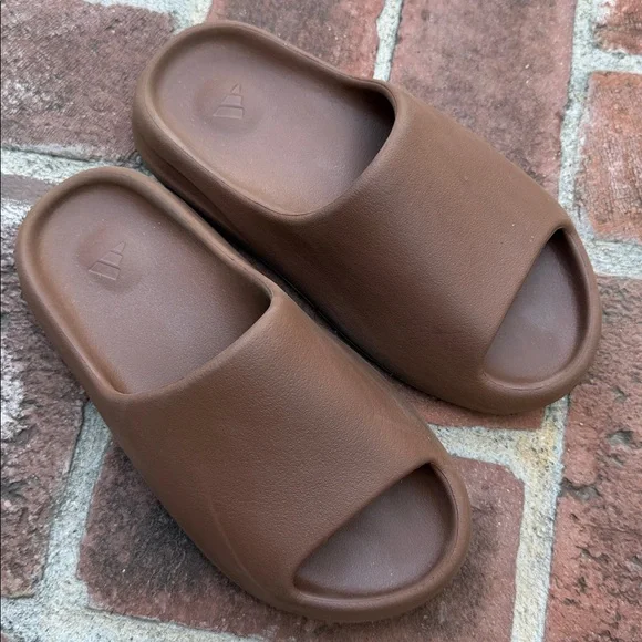 Adidas Yeezy Slide. Women Size 7 . - Picture 16 of 16